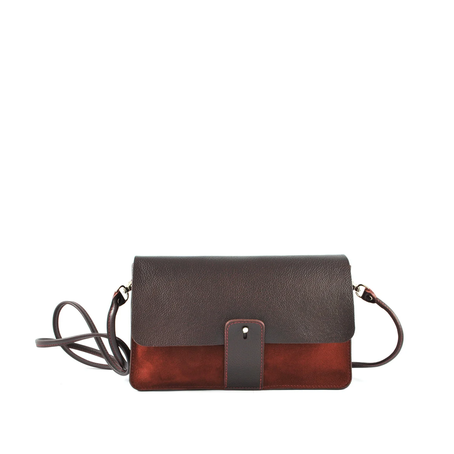 Sac à bandoulière en cuir marron avec une fermeture à rabat et une longue bandoulière, avec un dessus marron foncé et une base marron rougeâtre.