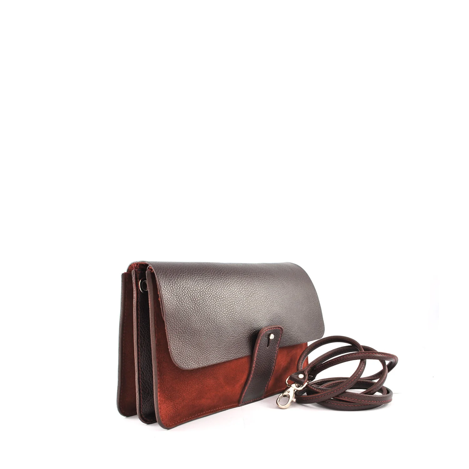 Un sac à bandoulière en cuir marron et daim avec une fermeture à rabat et une bandoulière réglable est présenté sur un fond blanc.