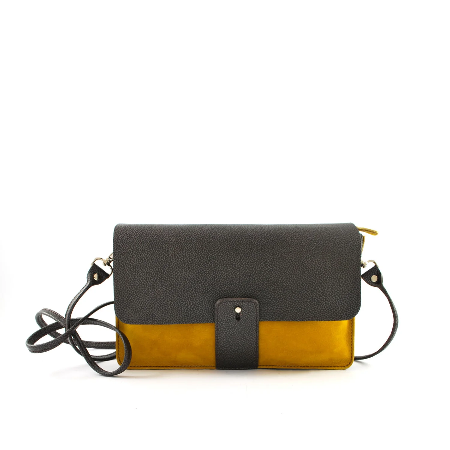 Un sac à bandoulière noir et jaune moutarde avec un rabat texturé et une seule bandoulière, sur fond blanc uni.
