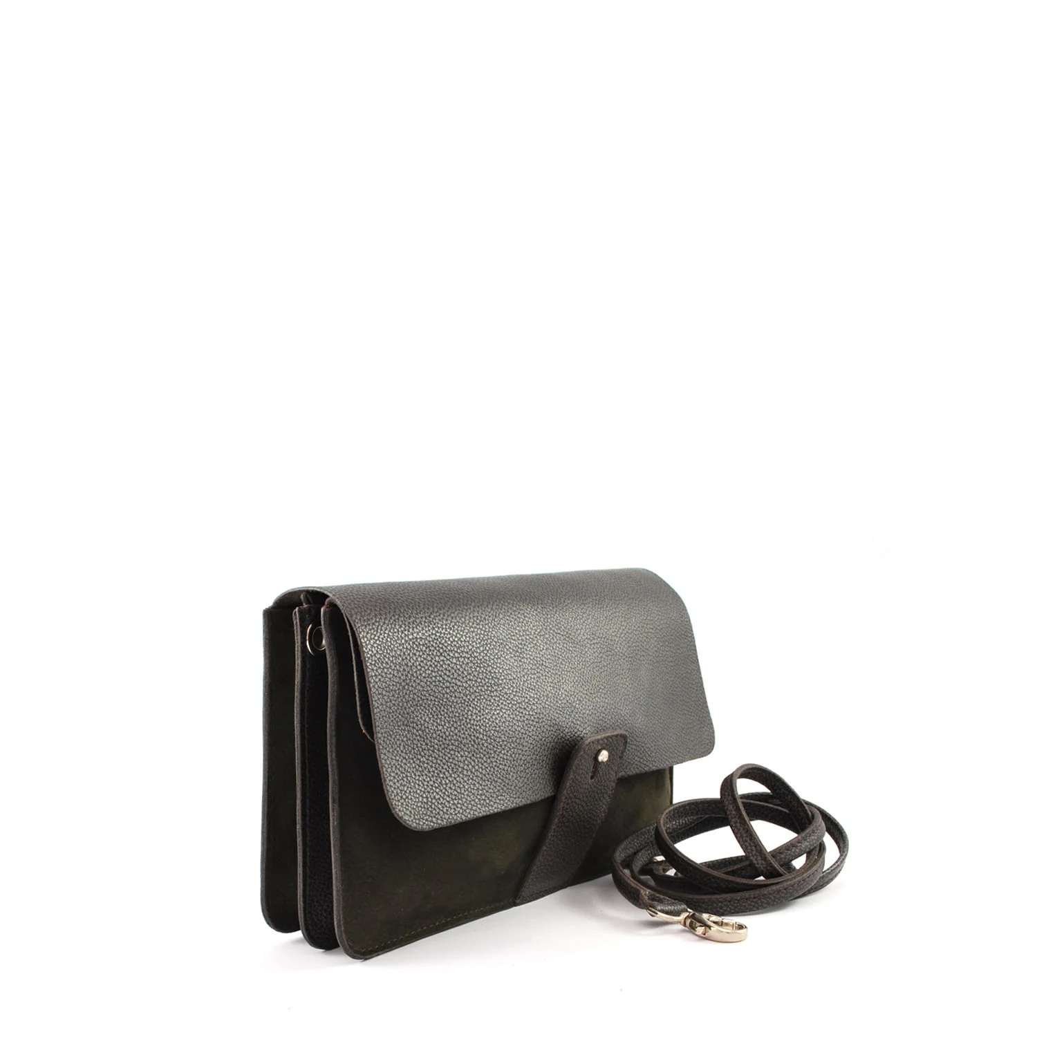 Un sac à bandoulière en cuir noir avec une fermeture à rabat et une bandoulière amovible, présenté sur un fond blanc.