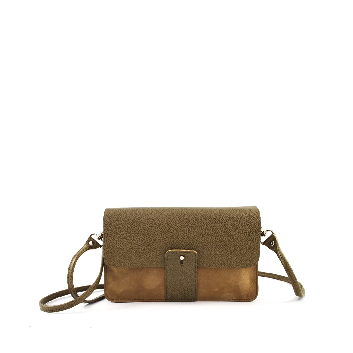 Un sac à bandoulière en cuir marron avec une fermeture à rabat et une bandoulière réglable est présenté sur un fond blanc.