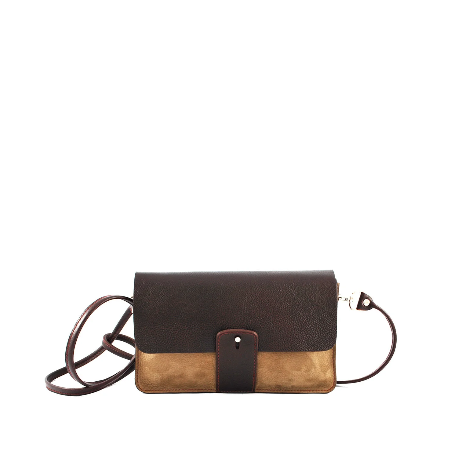 Petit sac à main rectangulaire à bandoulière avec rabat noir sur le dessus et base marron. Il est doté d'une bandoulière noire et d'une fermeture à bouton sur le devant.
