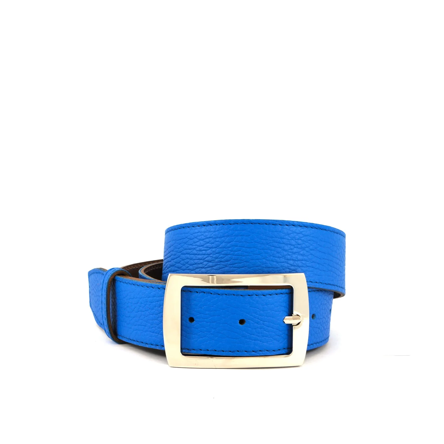 Une ceinture en cuir bleu vif avec une boucle rectangulaire argentée sur fond blanc.