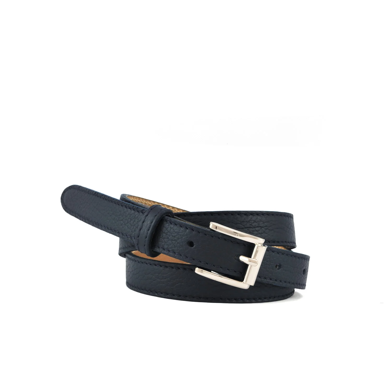 Ceinture en cuir noir avec une boucle argentée, soigneusement enroulée.