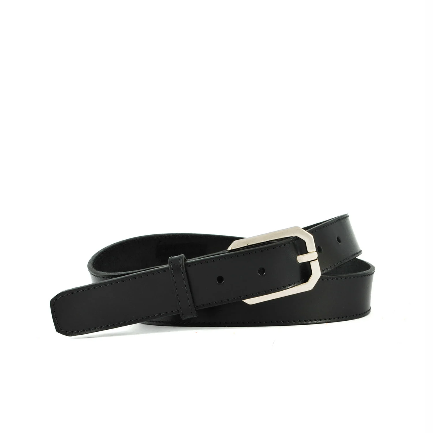 Ceinture en cuir noir avec une boucle rectangulaire argentée, soigneusement enroulée avec la pointe qui s'étend.