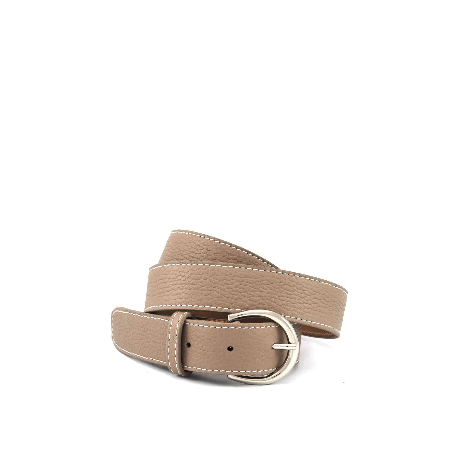 Une ceinture en cuir beige avec des coutures blanches et une boucle argentée, enroulée en boucle.