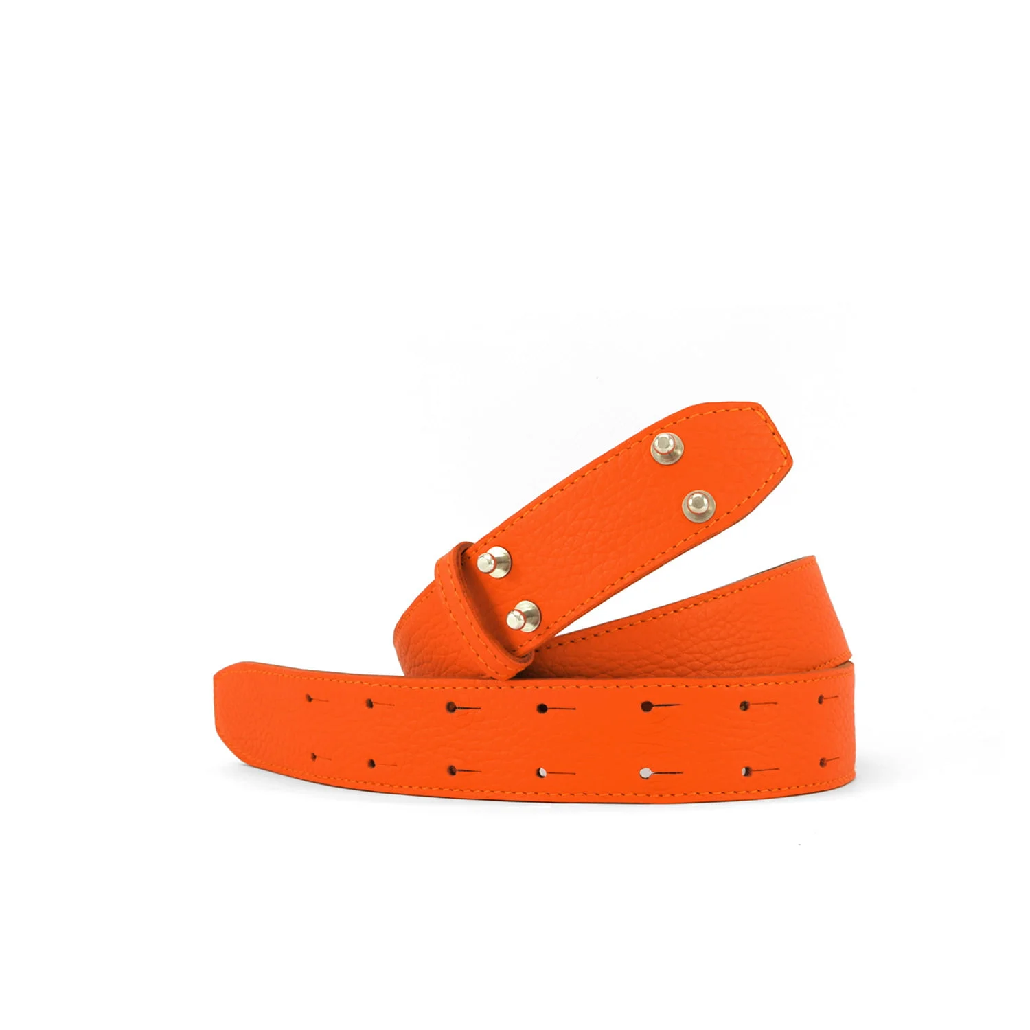 Une ceinture en cuir orange vif enroulée avec plusieurs trous et une boucle en métal.
