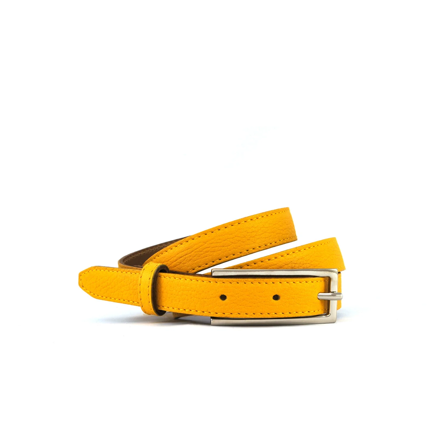 Une ceinture en cuir jaune avec une boucle argentée est enroulée sur un fond blanc.