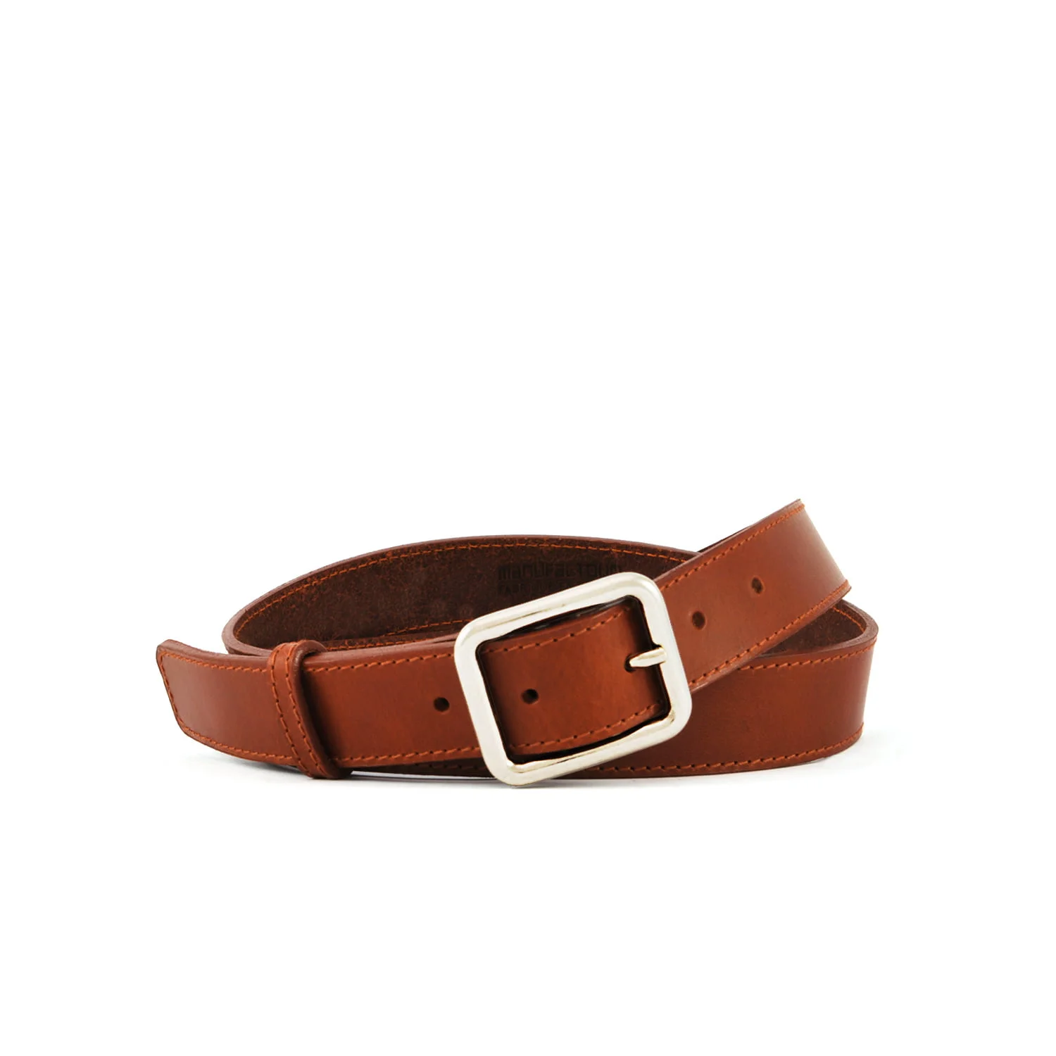 Une ceinture en cuir marron avec une boucle argentée, enroulée soigneusement sur un fond blanc.