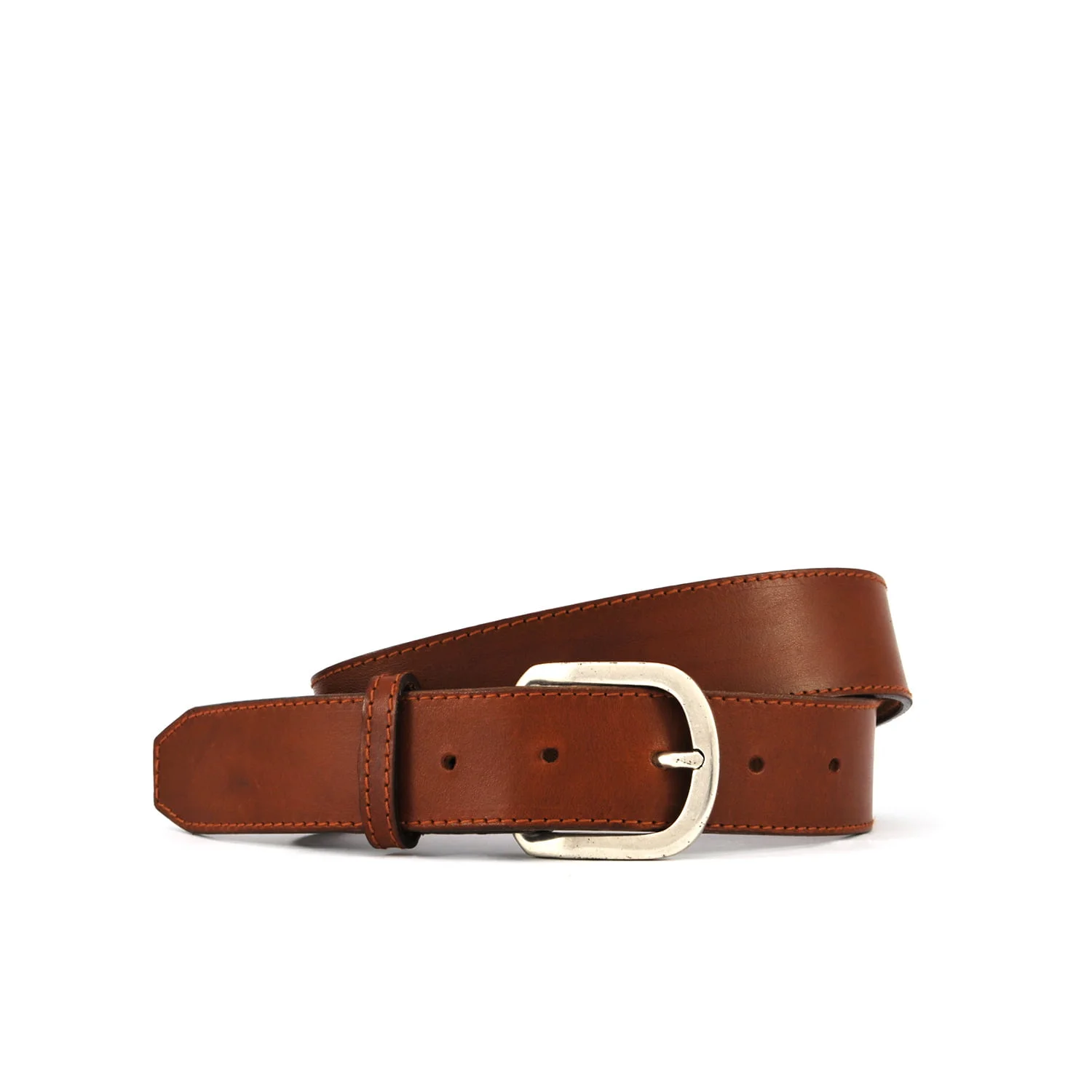 Ceinture en cuir marron avec boucle argentée, enroulée et posée à plat.