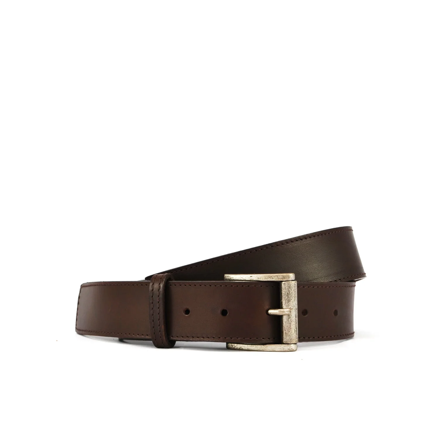 Une ceinture en cuir marron avec une boucle argentée est enroulée sur un fond blanc.