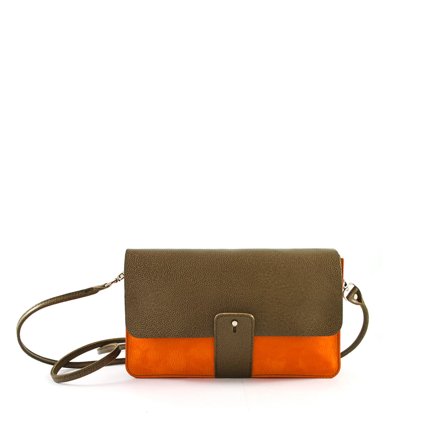 Sac à main bandoulière avec rabat marron et base orange, doté d'une bandoulière et d'une fermeture à bouton sur le devant.