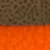 Une surface texturée avec un motif léopard sur la moitié supérieure et une couleur orange unie sur la moitié inférieure.