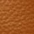 Gros plan sur une texture de cuir marron avec un motif légèrement froissé.