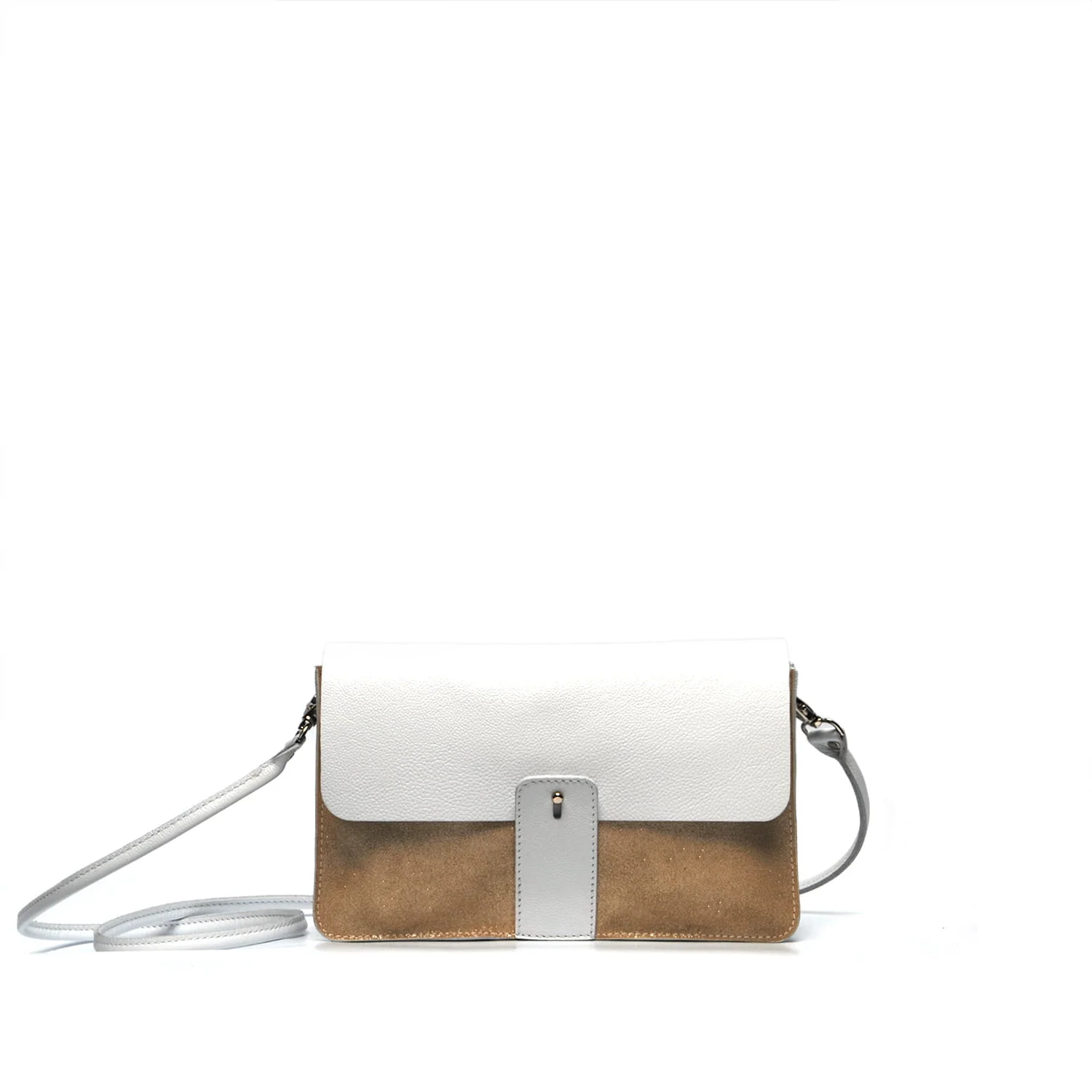 Un sac à main rectangulaire bicolore avec un rabat blanc, un corps beige et une bandoulière réglable, présenté sur un fond blanc uni.
