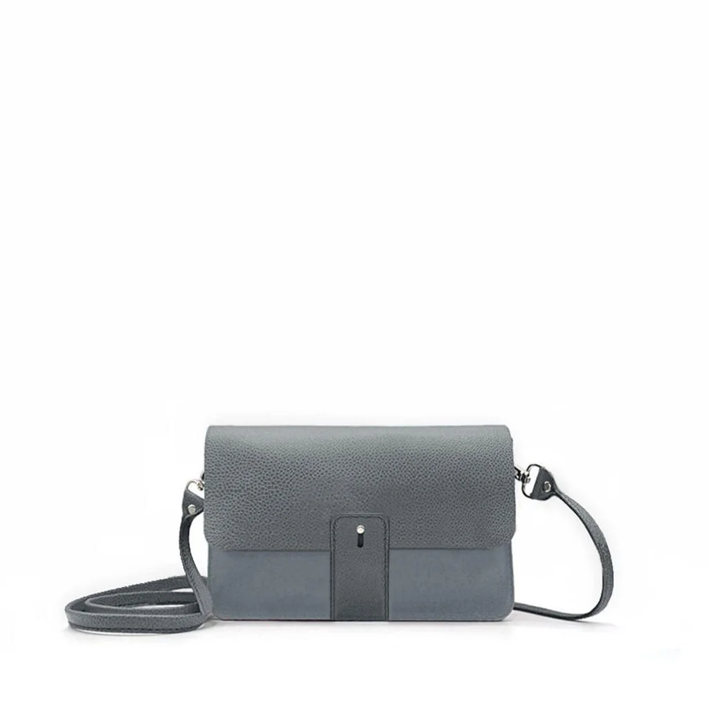 Le sac bandoulière LOU en cuir gris est doté d'une fermeture à rabat et d'une bandoulière réglable, sur fond blanc.