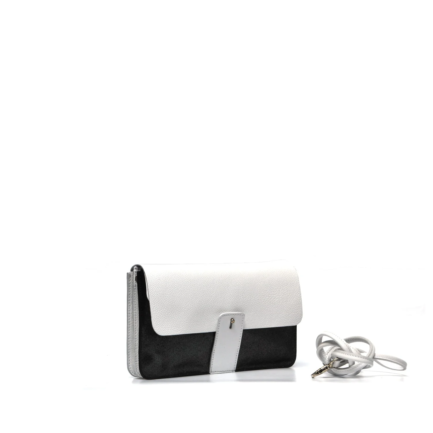 Un sac à main noir et blanc avec un rabat et une bandoulière blancs est présenté sur un fond blanc uni.