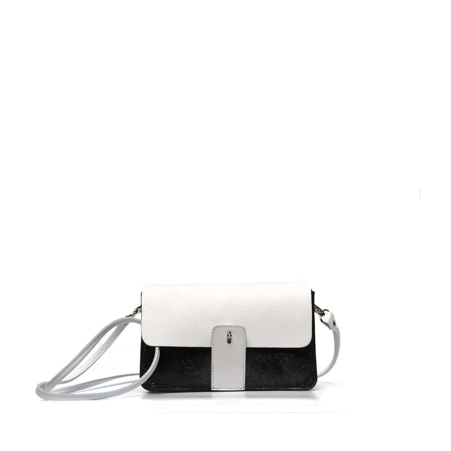 Un sac à bandoulière noir et blanc avec un rabat avant et un fermoir argenté, présenté sur un fond blanc uni.