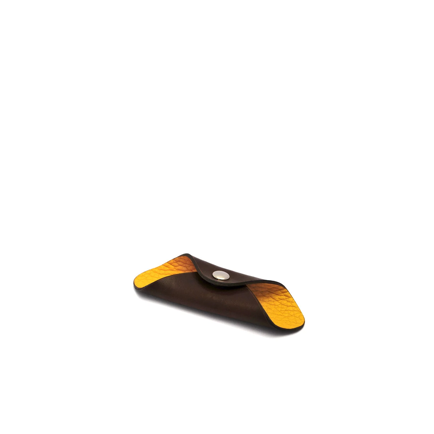 Étui à lunettes en cuir marron et jaune avec fermeture à pression, vu de dessus.
