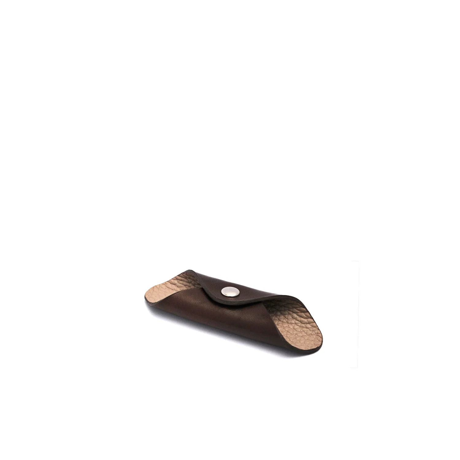 Étui à lunettes en cuir marron avec fermeture à bouton-pression, présentant des détails texturés sur les côtés, sur un fond blanc uni.