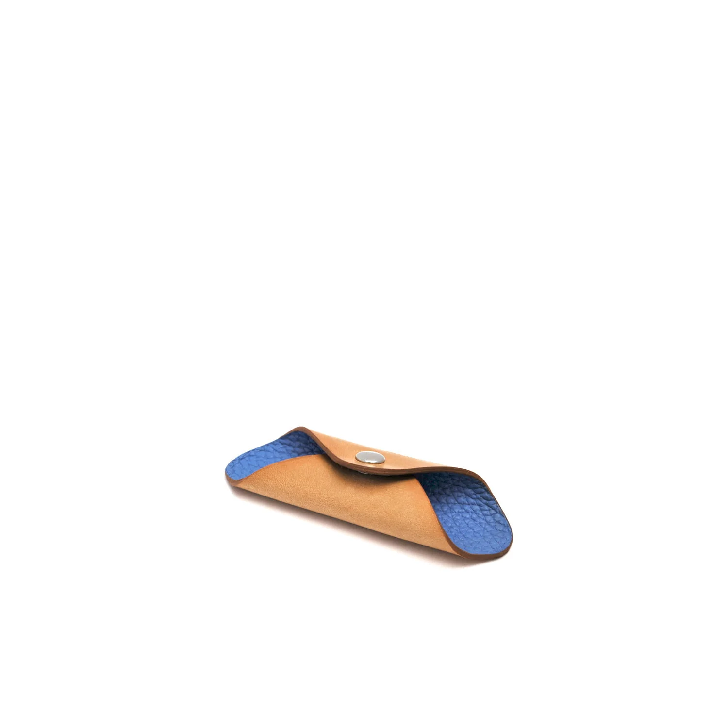 Un étui à lunettes en cuir marron et bleu avec une fermeture à bouton.
