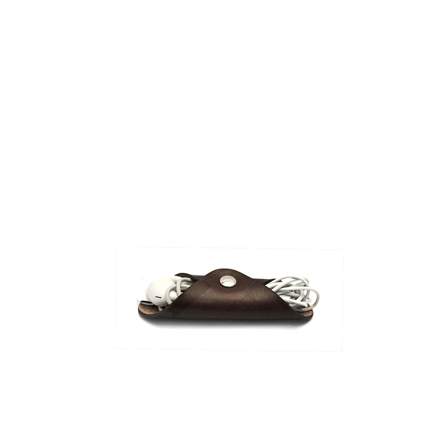 Une paire d'écouteurs blancs soigneusement enveloppés dans un organisateur de câble en cuir marron avec un bouton-pression.