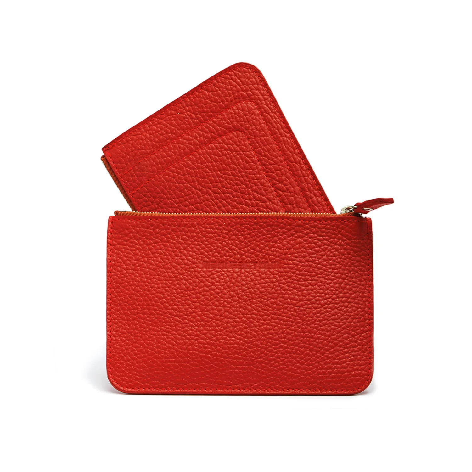 Portefeuille en cuir rouge avec une surface texturée, partiellement ouvert pour révéler un porte-cartes rouge assorti.