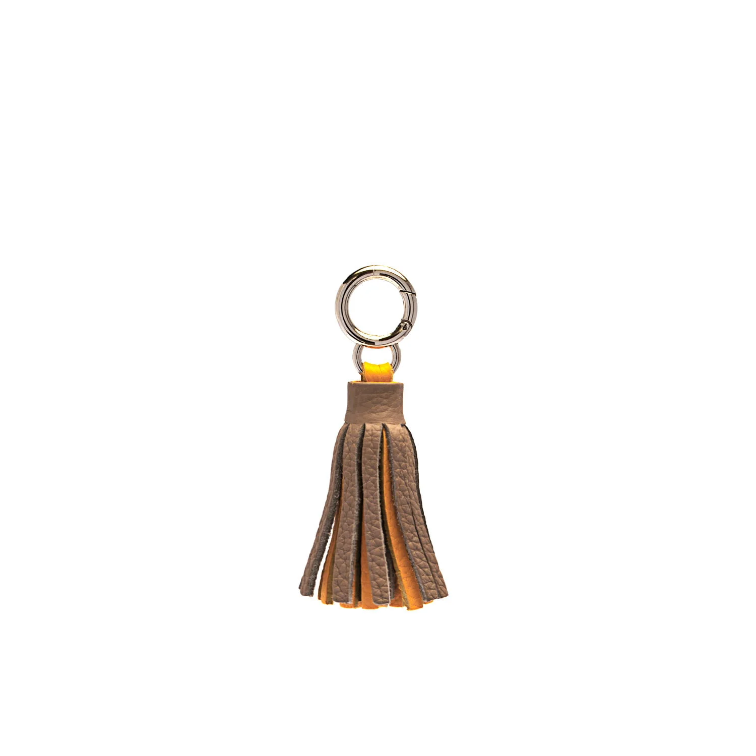 Porte-clés pompon en cuir marron avec anneau en métal.