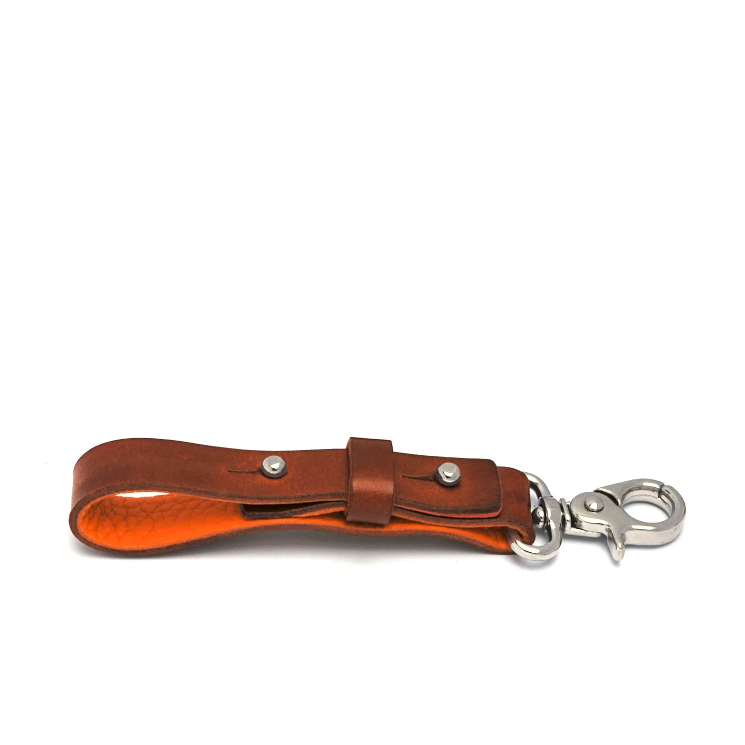 Porte-clés en cuir marron avec fermoir mousqueton en métal.