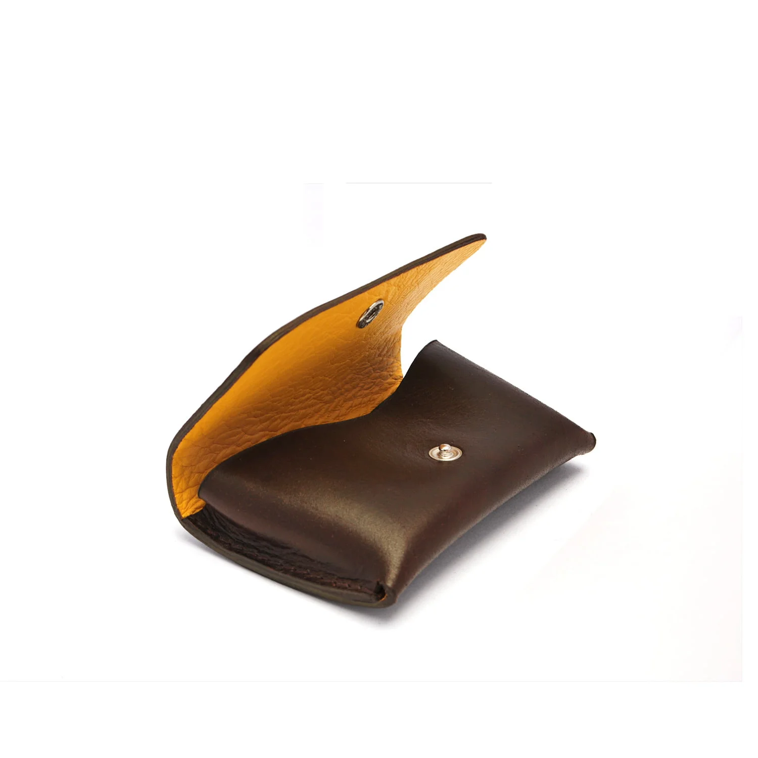 Un portefeuille en cuir marron foncé avec un intérieur jaune est ouvert, montrant sa texture et une fermeture à bouton-pression en métal.