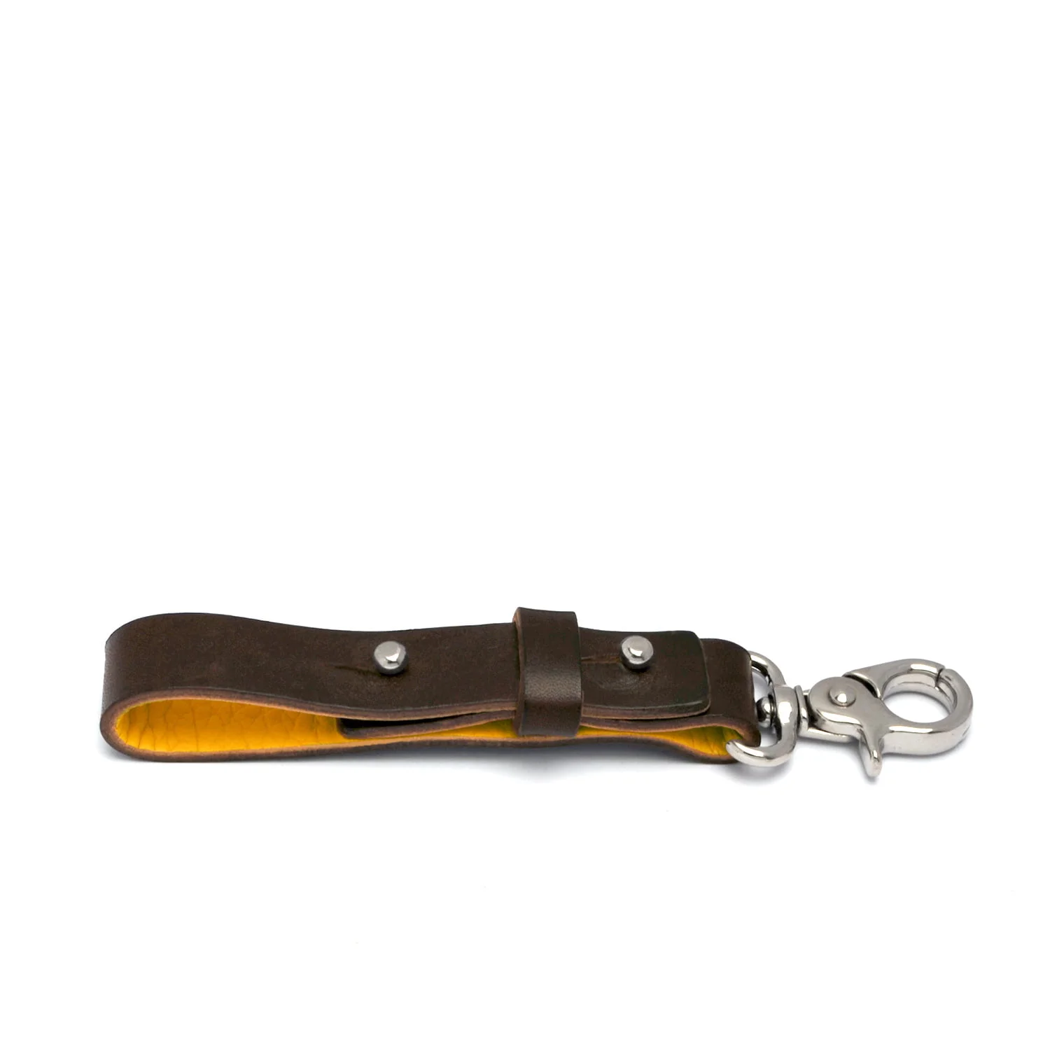 Porte-clés en cuir marron avec fermoir en métal et doublure intérieure jaune, doté de deux rivets en métal.