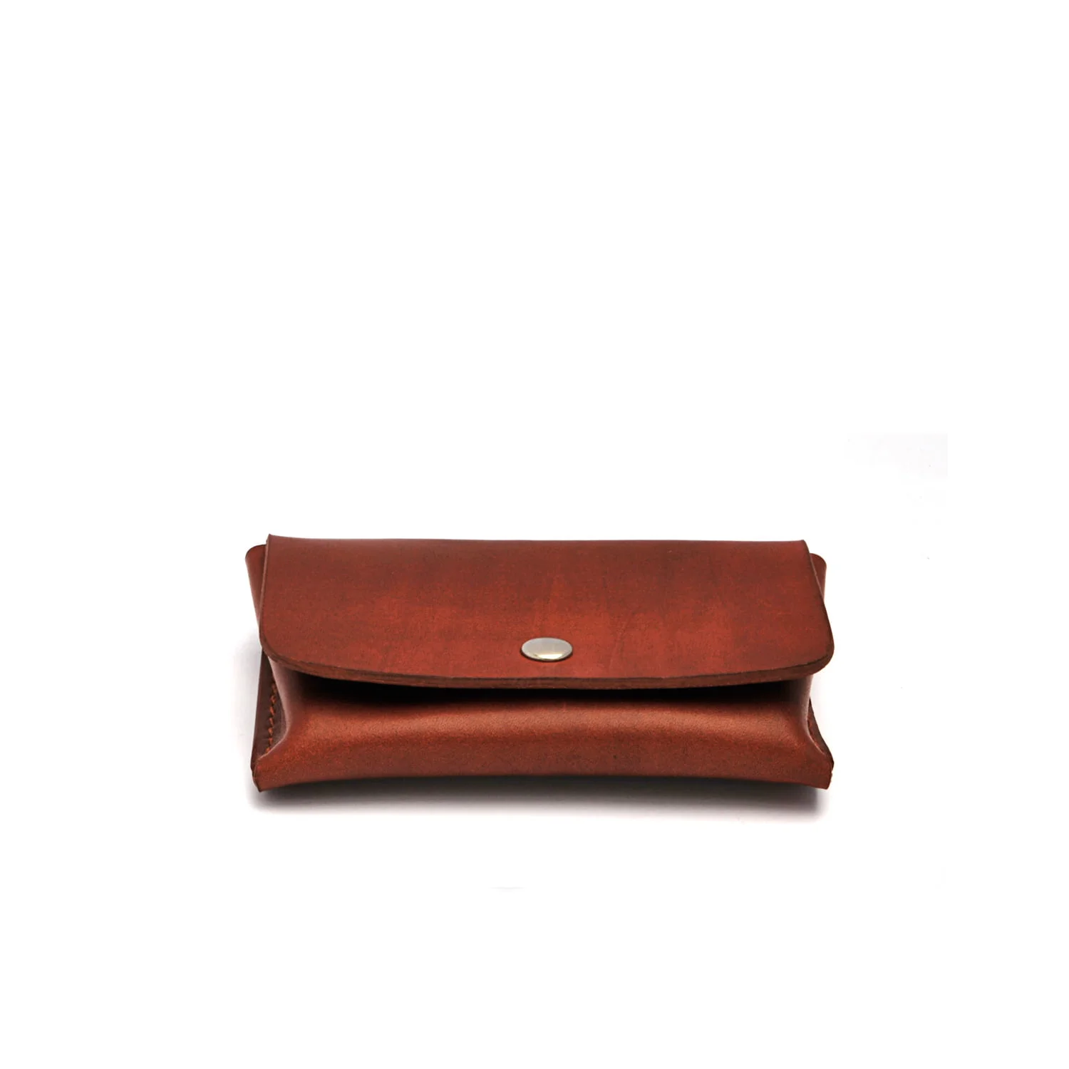 Portefeuille en cuir marron avec fermeture à bouton pression sur fond blanc.