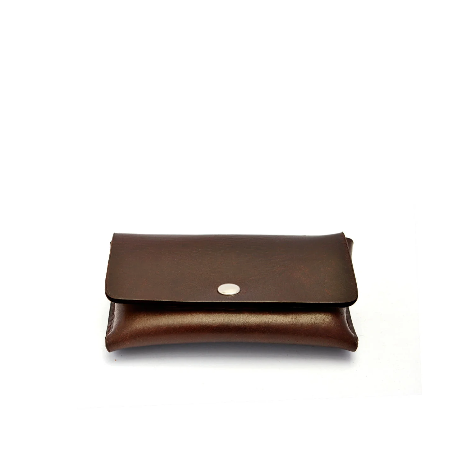 Un portefeuille en cuir marron fermé avec un bouton argenté repose sur une surface blanche.