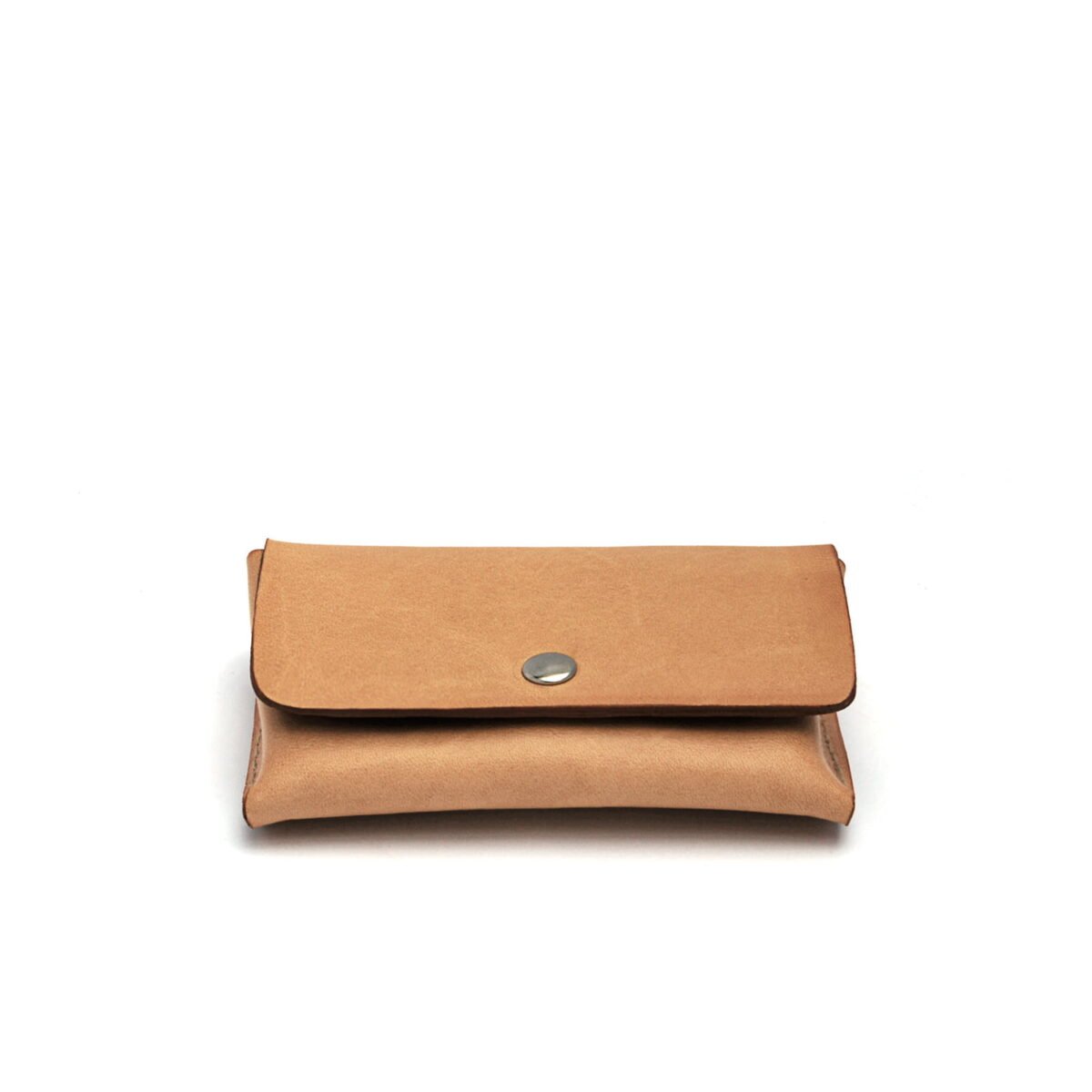 Un portefeuille en cuir marron avec un fermoir à bouton, fermé et reposant sur un fond blanc.