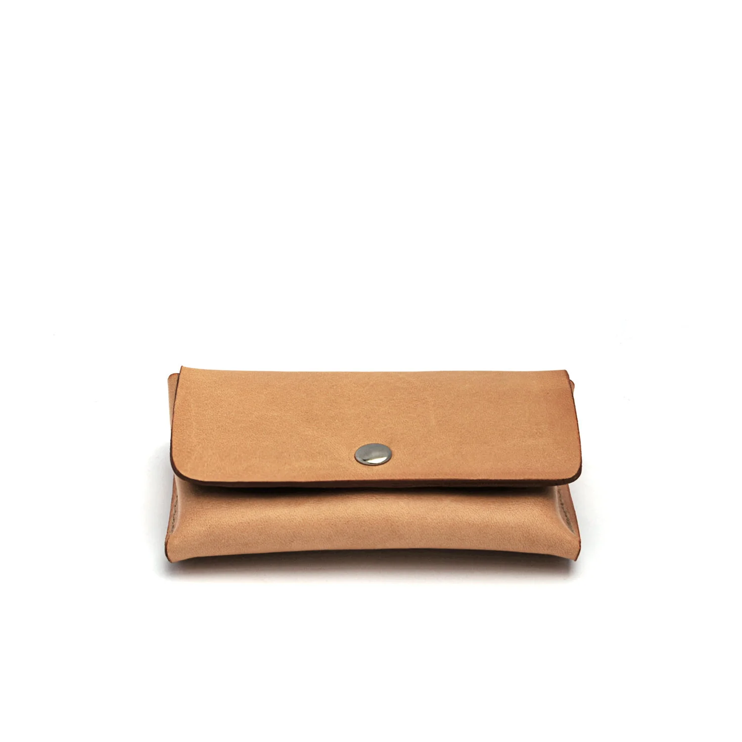 Un portefeuille en cuir marron avec un fermoir à bouton, fermé et reposant sur un fond blanc.