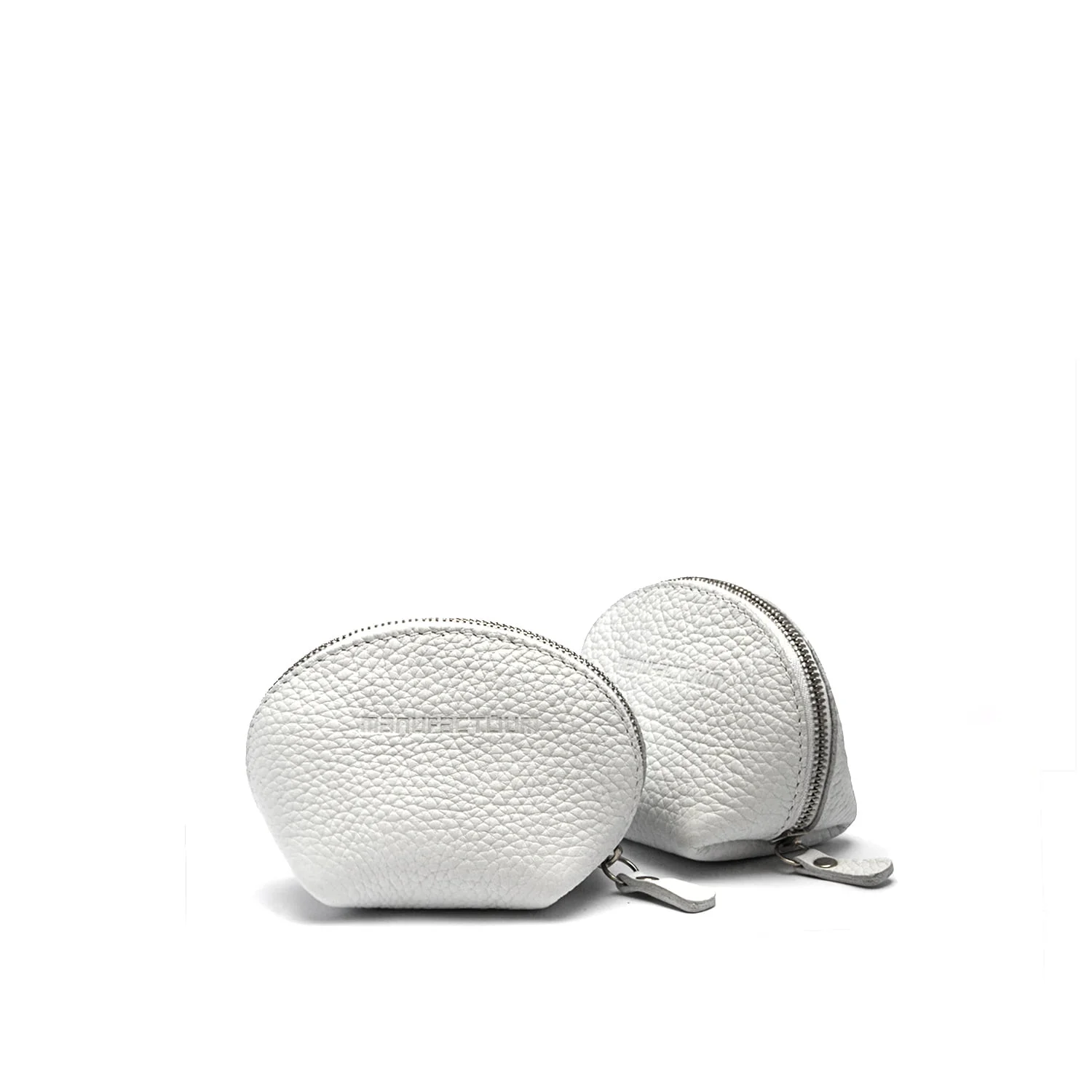 Deux petites pochettes en cuir blanc texturé avec fermetures à glissière, présentées sur un fond blanc uni.