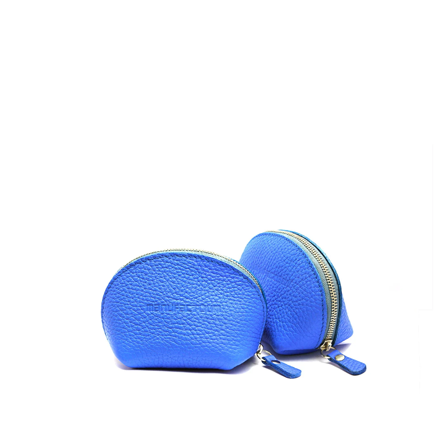 Deux petites pochettes en cuir bleu avec fermetures à glissière, présentées sur fond blanc. Une pochette est fermée tandis que l'autre est partiellement ouverte.