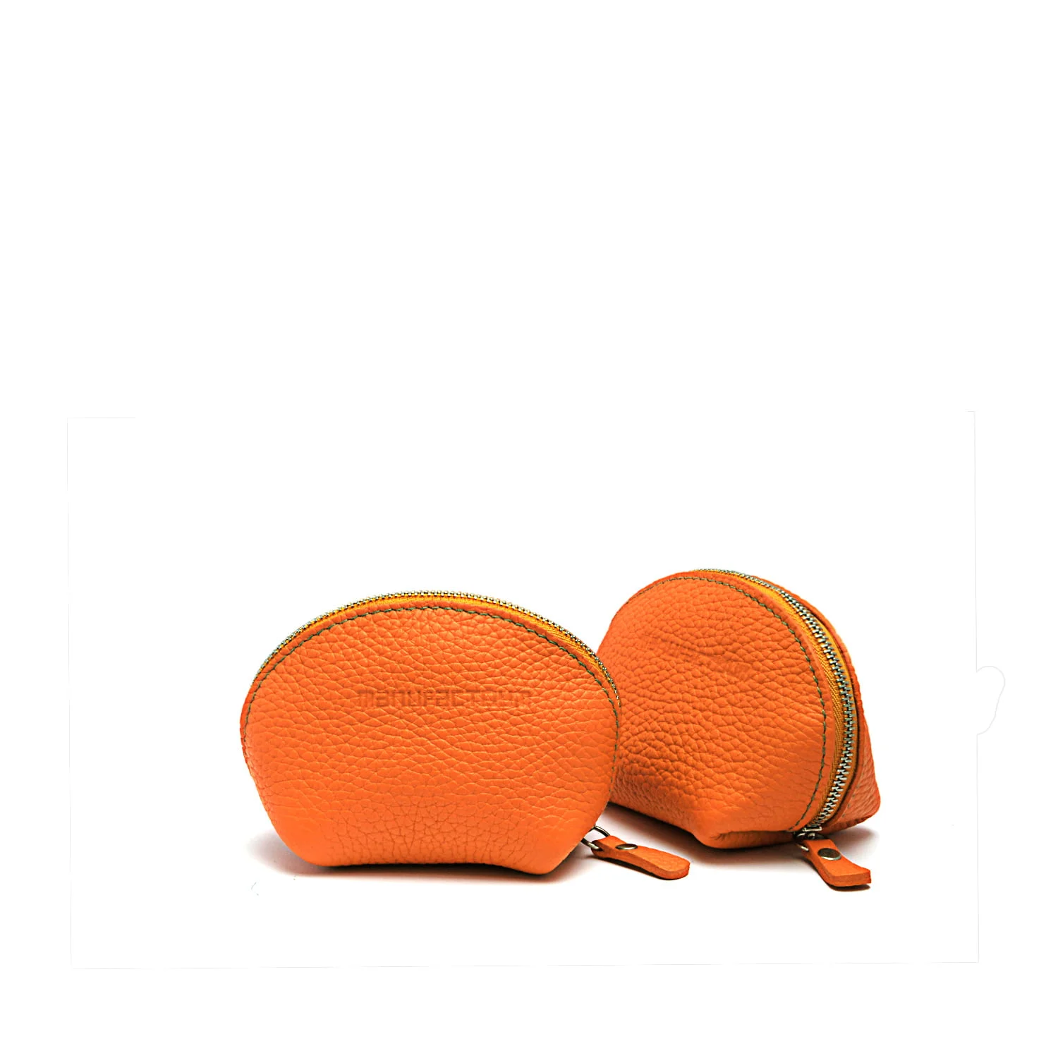 Deux petites pochettes zippées en cuir orange sont présentées sur un fond blanc.