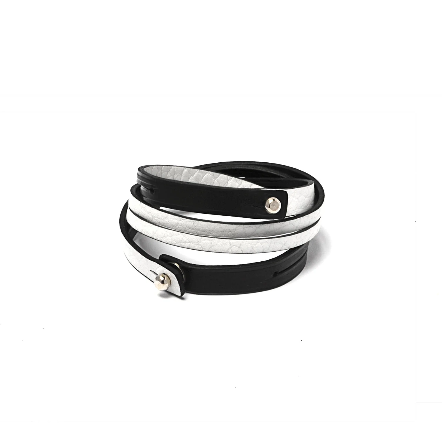 Un bracelet en cuir noir et blanc enroulé avec des détails de clous métalliques, isolé sur fond blanc.