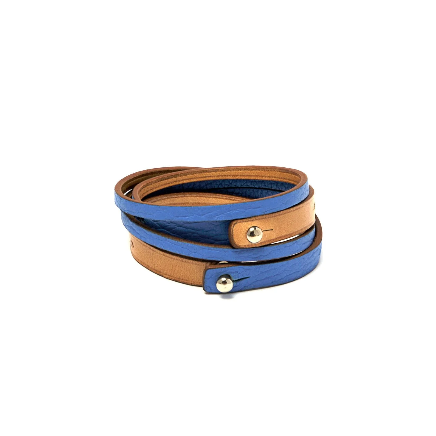 Une ceinture en cuir bleu et marron enroulée avec des fermetures à boutons dorés.