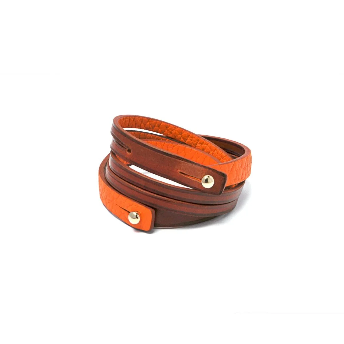 Un bracelet enroulé en cuir marron et orange avec des clous en métal doré.