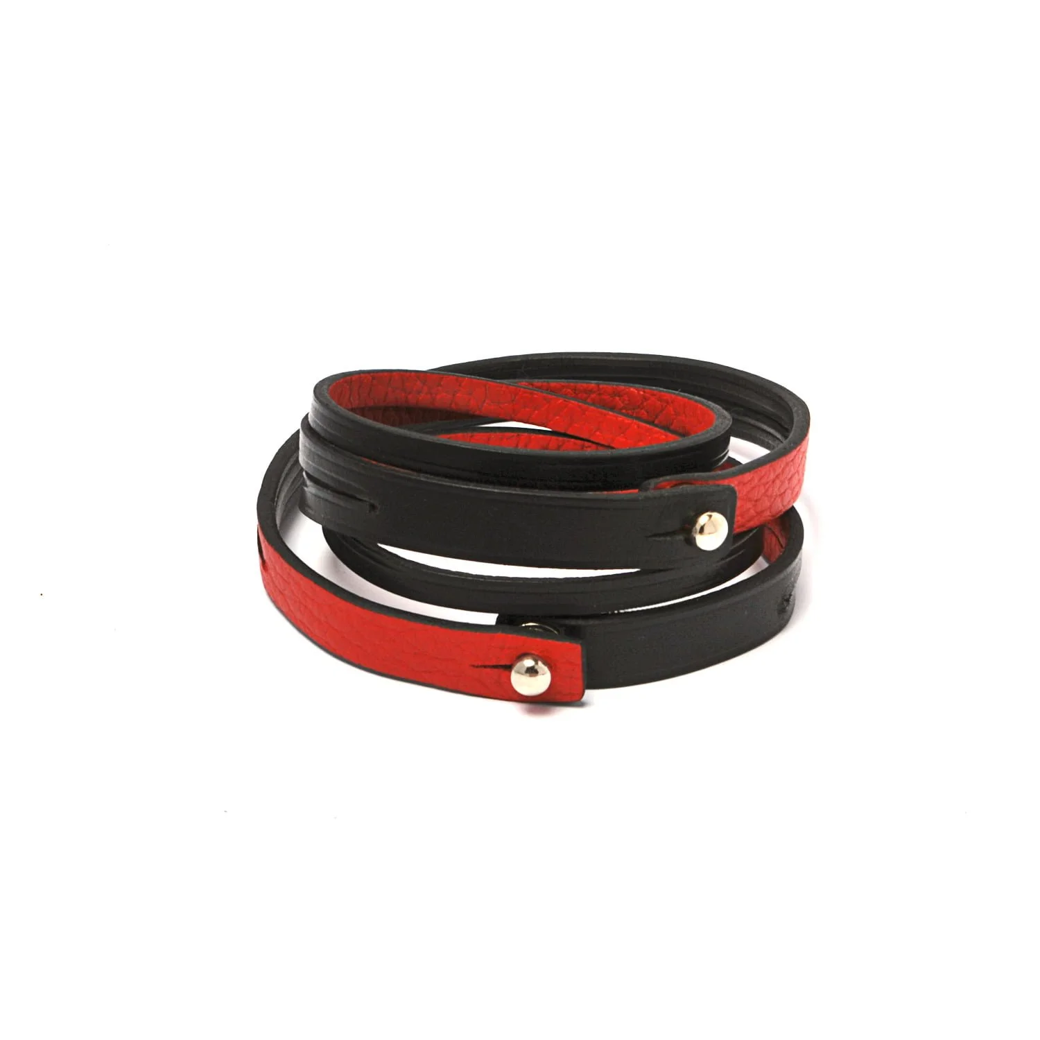 Un bracelet en cuir noir et rouge enroulé avec un fermoir à bouton métallique, sur fond blanc.