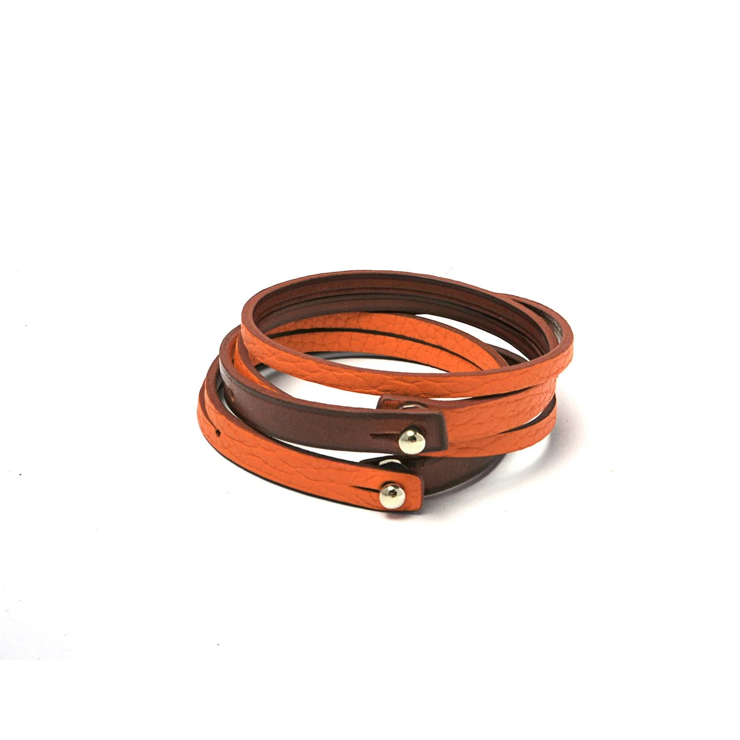 Bracelet en cuir double tour avec des lanières orange et marron, avec des boutons argentés, sur fond blanc.