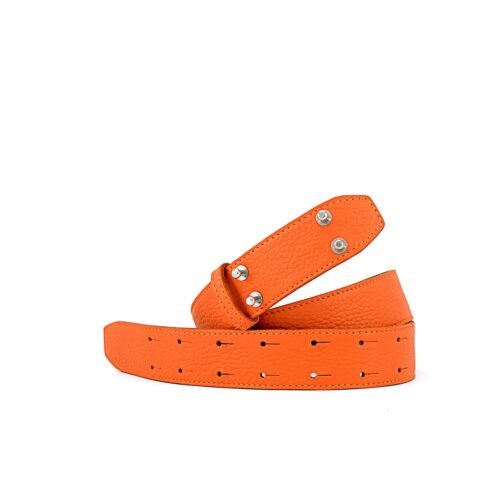 Ceinture en cuir orange à multiples trous et boutons-pression en métal, enroulée sur fond blanc.