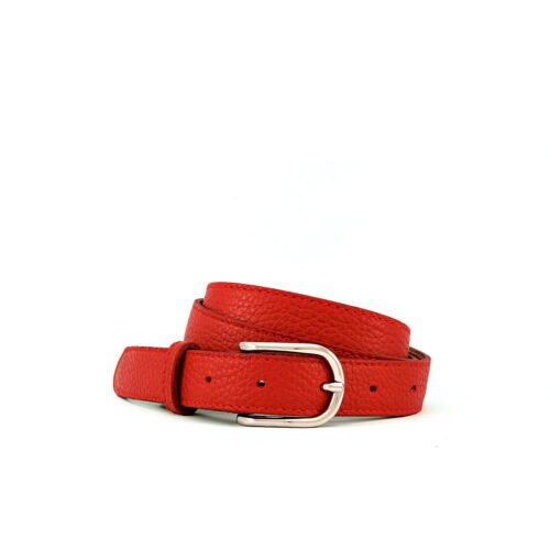 Une ceinture en cuir rouge enroulée avec une boucle argentée sur un fond blanc uni.