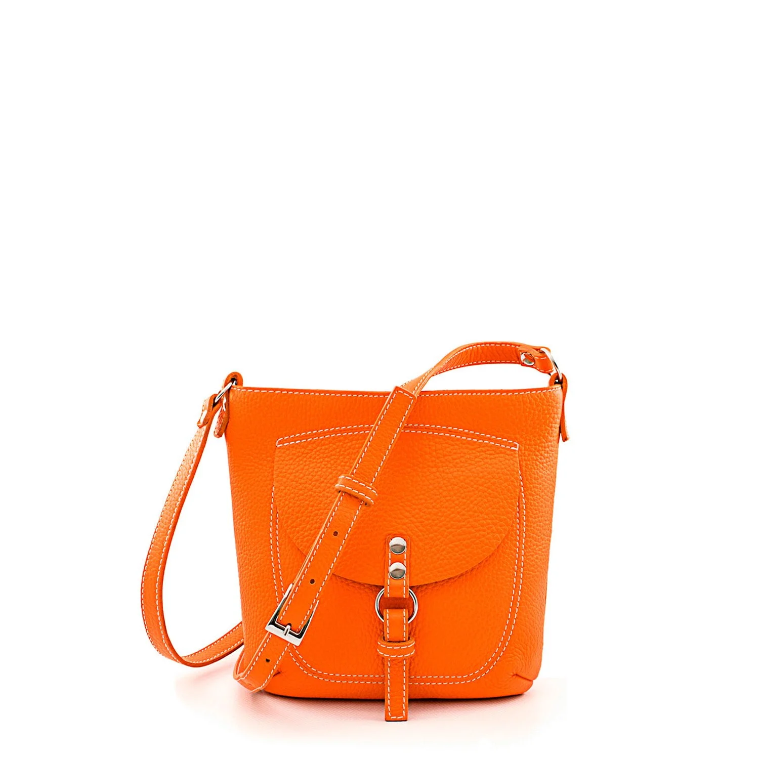 Sac à bandoulière en cuir orange avec une poche avant, du matériel argenté et une bandoulière réglable.