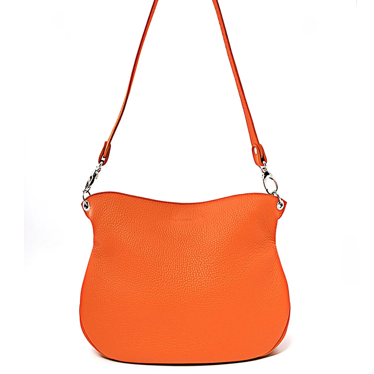 Sac à main en cuir orange avec un dessus incurvé et une bandoulière réglable.