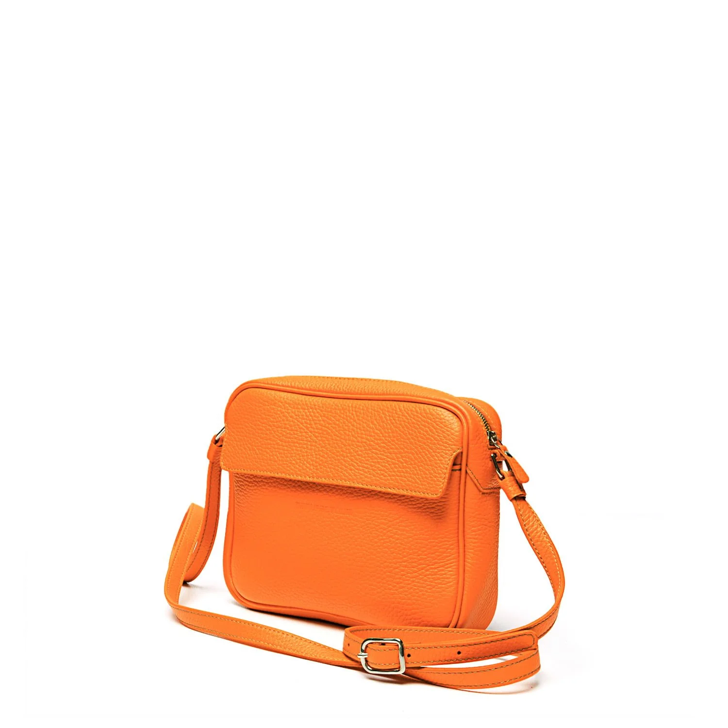 Sac bandoulière en cuir orange avec rabat et bandoulière réglable sur fond blanc.