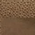 Gros plan sur un cuir de basket-ball marron texturé avec de petits détails de surface granuleux.