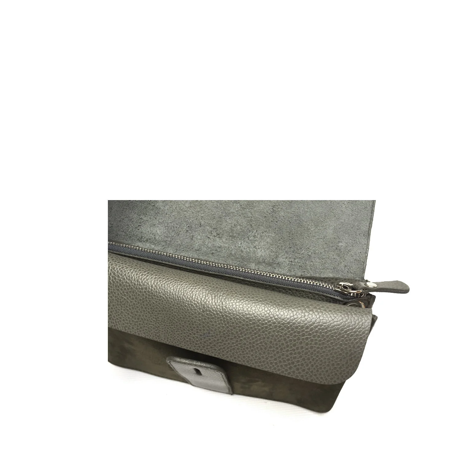 Un sac en cuir gris partiellement ouvert avec une fermeture éclair et un fermoir visible, présenté sur un fond blanc.